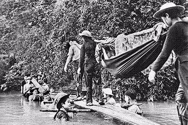 Bức ảnh chiến tranh mang tính biểu tượng "Cầu người" của nhà báo Phạm Văn Thính.