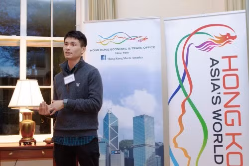 Anh Jeremy Hung phát biểu tại buổi tiếp đón chào mừng các thành viên thuộc Hiệp hội Yale- Trung Quốc tại Đại học Yale. Ảnh: Emily Chew / Hiệp hội Nghệ thuật Yale-Trung Quốc (Yale-China Association)
