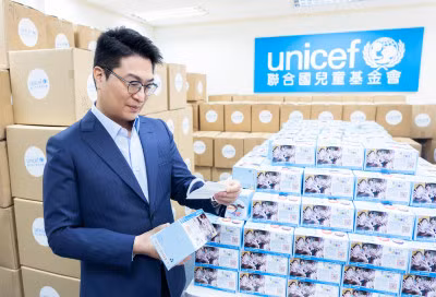 Thông qua Quỹ chống dịch bệnh phát triển của Henderson, UNICEF HK đã nhận được 1 triệu khẩu trang kháng khuẩn dành cho trẻ em từ ông Martin Lee Ka-shing.