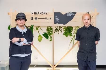 Hai nhà giám tuyển Amy Chow (bên trái) và Lee Chi Wing (bên phải), người sáng lập Milk Design.