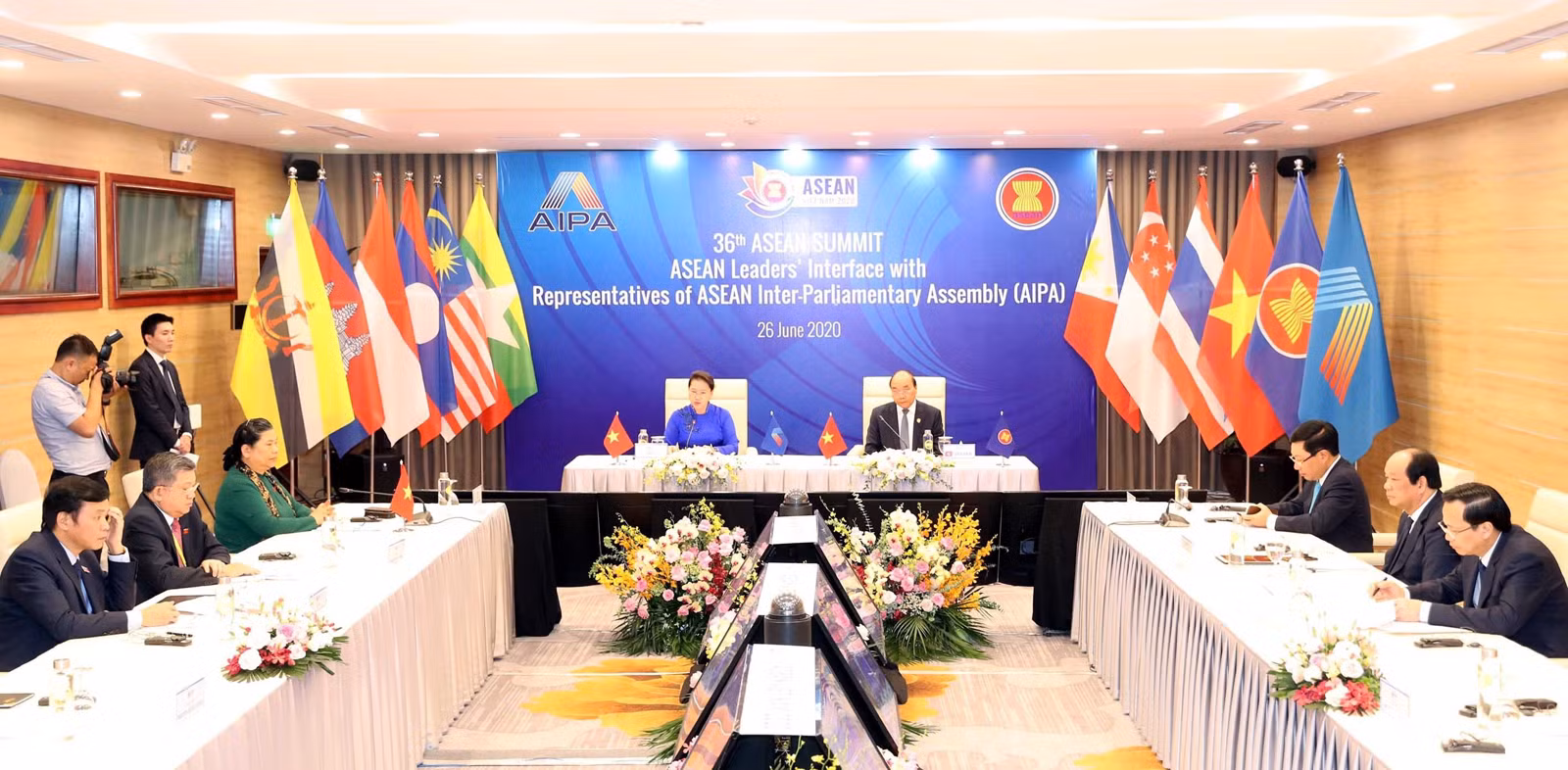Chiều 26/6/2020, trong khuôn khổ Hội nghị Cấp cao ASEAN 36, tại Hà Nội, Thủ tướng Nguyễn Xuân Phúc, Chủ tịch ASEAN 2020 và Chủ tịch Quốc hội Nguyễn Thị Kim Ngân, Chủ tịch AIPA-41 đồng chủ trì cuộc Đối thoại giữa các Nhà lãnh đạo ASEAN và AIPA dưới hình thức trực tuyến.