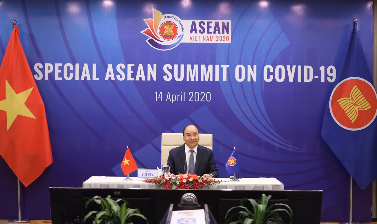 Sáng 14/4/2020, tại Hà Nội, Thủ tướng Nguyễn Xuân Phúc, Chủ tịch ASEAN 2020 chủ trì Hội nghị trực tuyến Cấp cao đặc biệt ASEAN về ứng phó dịch bệnh COVID-19.