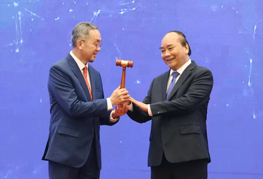 Thủ tướng Nguyễn Xuân Phúc, Chủ tịch ASEAN 2020 trao chiếc búa gỗ cho Đại sứ Brunei tại Việt Nam - nước giữ vai trò Chủ tịch ASEAN 2021.