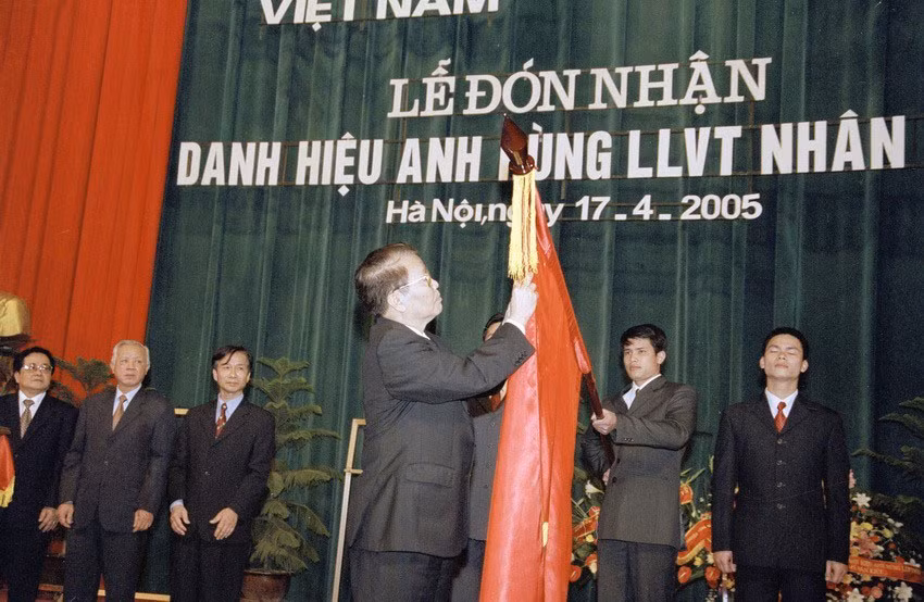 Chủ tịch nước Trần Đức Lương trao tặng Danh hiệu Anh hùng Lực lượng vũ trang nhân dân cho TTXVN, ngày 17/4/2005.