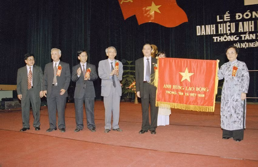 Phó Chủ tịch nước Nguyễn Thị Bình trao Danh hiệu Anh hùng Lao động của Chủ tịch nước tặng TTXVN, ngày 21/6/2001.