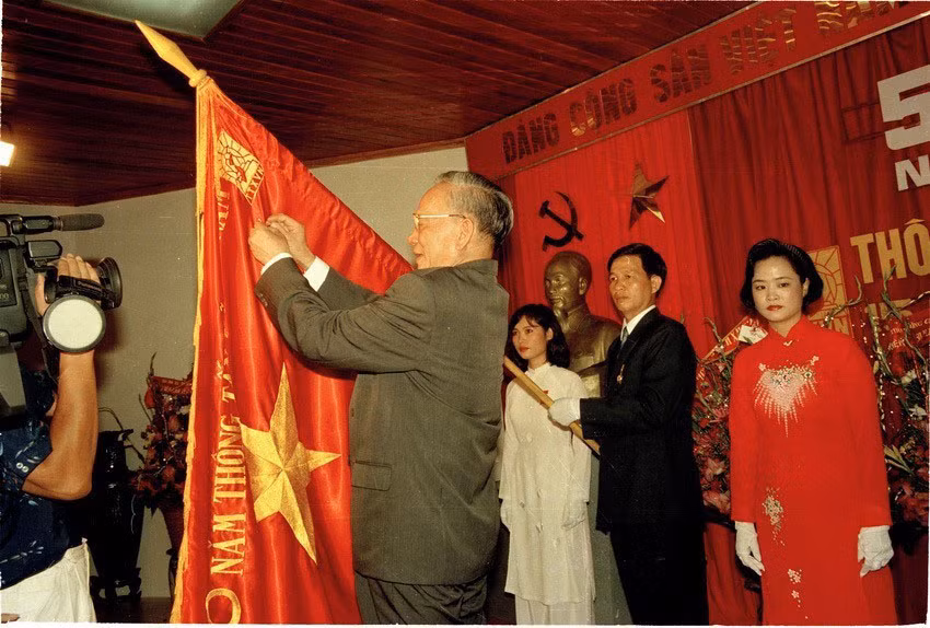 Chủ tịch nước Lê Đức Anh trao tặng Huân chương Sao vàng cho TTXVN nhân dịp kỷ niệm 50 năm Ngày thành lập ngành (15/9/1945 - 15/9/1995).