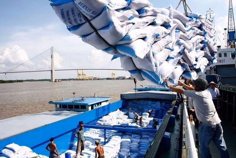 Xuất khẩu gạo cũng đã “lội ngược dòng” trong năm 2020, giá gạo của Việt Nam có thời điểm vượt qua Thái Lan.