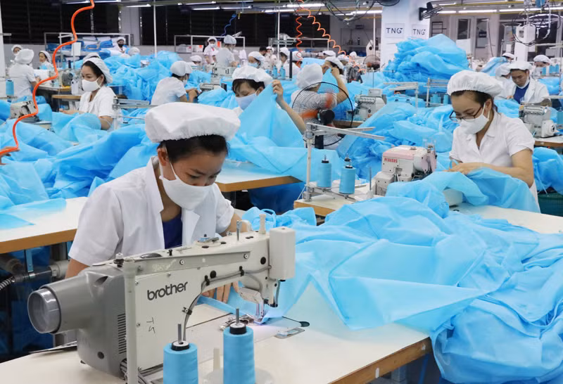 Công ty cổ phần đầu tư và thương mại TNG đã linh động, chuyển một số dây chuyền may sang sản xuất quần áo bảo hộ trong lĩnh vực y tế và khẩu trang đạt tiêu chuẩn xuất khẩu.