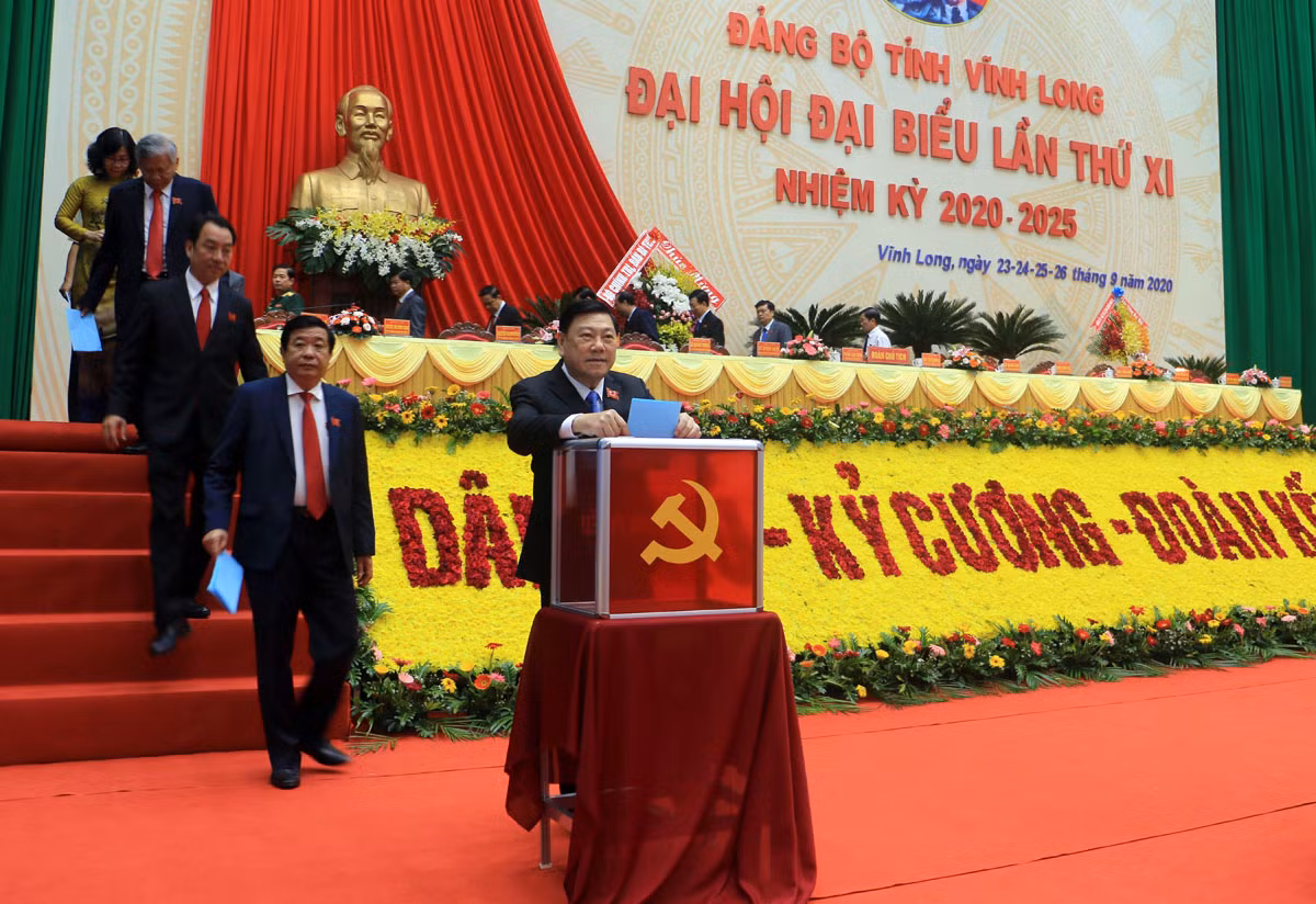 Đại biểu bỏ phiếu bầu Ban Chấp hành Đảng bộ tỉnh Vĩnh Long khóa XI, nhiệm kỳ 2020 - 2025.
