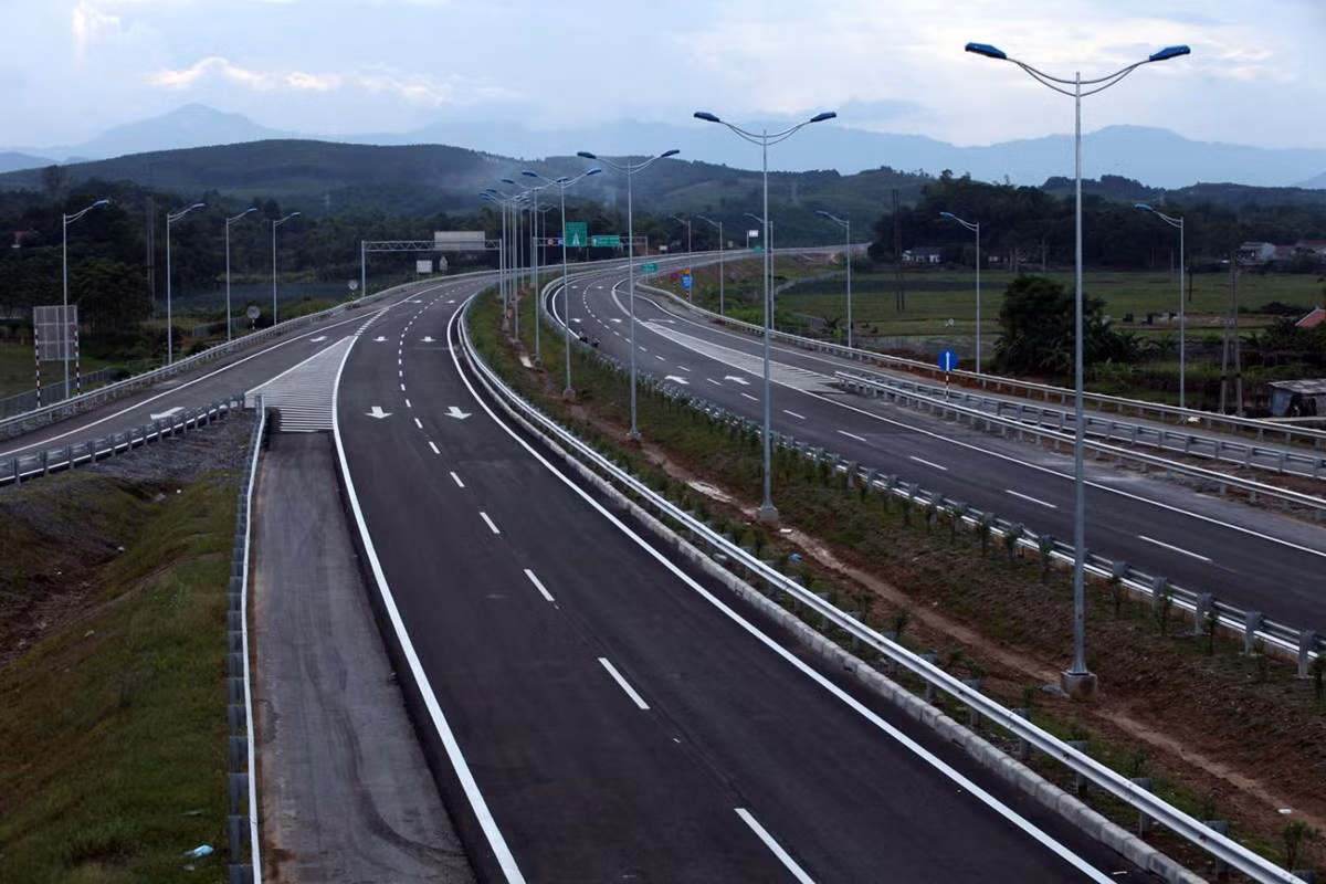 Đường cao tốc Nội Bài-Lào Cai dài 264 km, có điểm đầu là nút giao thông giữa Quốc lộ 2 và đường cao tốc Bắc Thăng Long-Nội Bài (Hà Nội), điểm cuối là xã Quang Kim (huyện Bát Xát, tỉnh Lào Cai). Đường cao tốc này là một phần của đường Xuyên Á AH14.