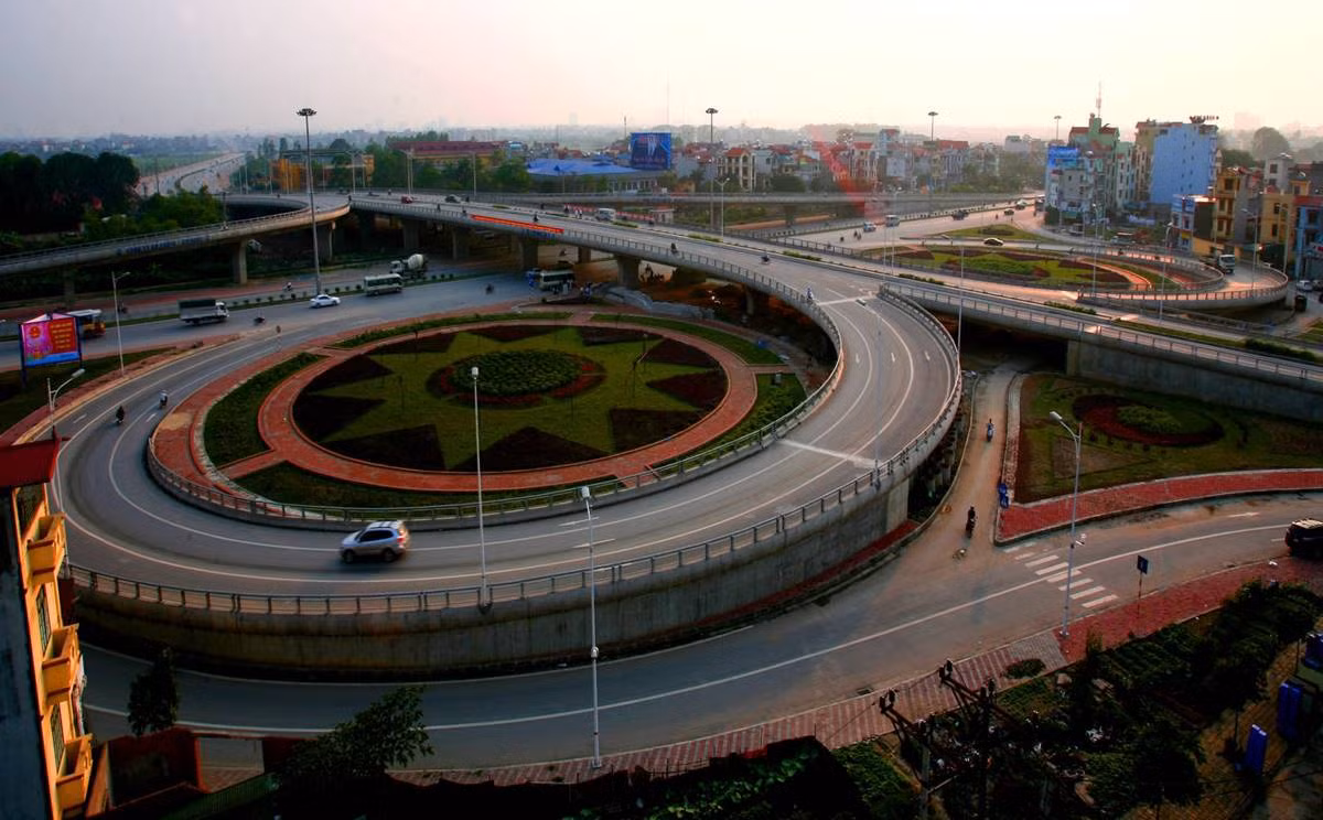 Vòng xoay đường dẫn lên cầu Vĩnh Tuy thuộc công trình cầu Vĩnh Tuy là cầu lớn đầu tiên do Hà Nội tự thực hiện và quản lý thi công, với tổng mức đầu tư gần 3.600 tỷ vốn ngân sách Nhà nước. Cầu dài 5,8 km gồm cầu vượt sông, đường dẫn hai đầu cầu và các nút giao khác mức, nối thông cầu với Quốc lộ 5 và các tuyến đường khu vực đầu cầu phía Bắc.