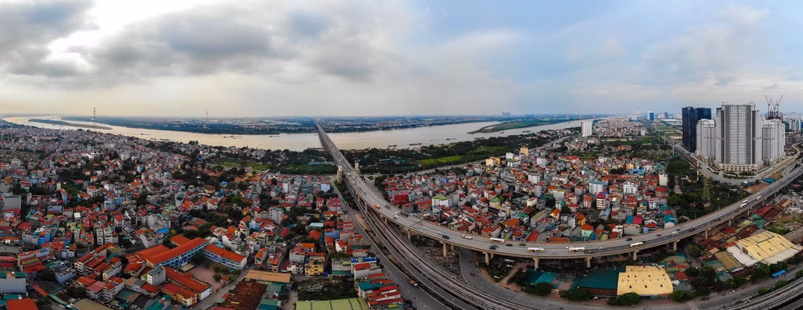 Cầu Thăng Long nối huyện Đông Anh với quận Bắc Từ Liêm, nối liền Thủ đô với sân bay quốc tế Nội Bài, cửa ngõ quan trọng đưa khách quốc tế đến Hà Nội và các tỉnh phía Bắc.