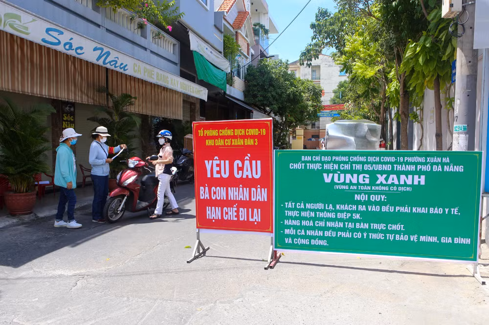 Kiểm tra giấy tờ khu vực "vùng xanh" tại điểm chốt khu dân cư Xuân Đán 3 ở Đà Nẵng để hạn chế người lạ ra vào nhằm phòng, chống dịch.