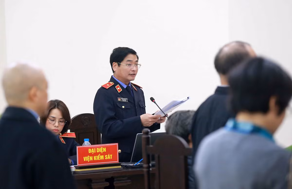 Đại diện Viện kiểm sát đọc bản cáo trạng truy tố các bị cáo tại phiên tòa xét xử sơ thẩm 14 bị cáo trong vụ án Tổng Công ty Viễn thông MobiFone mua 95% cổ phần của Công ty Cổ phần nghe nhìn Toàn Cầu (AVG).