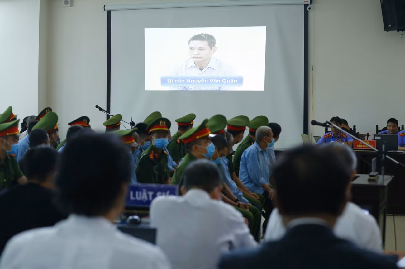 Hội đồng xét xử cho trình chiếu video lời khai của bị cáo tại phiên tòa xét xử sơ thẩm vụ án “Giết người” và “Chống người thi hành công vụ” xảy ra tại thôn Hoành (xã Đồng Tâm, huyện Mỹ Đức, Hà Nội).