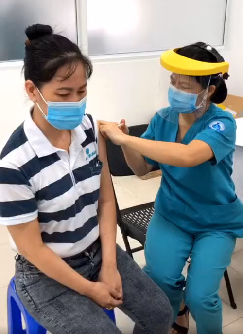 Tiêm chủng vaccine phòng COVID-19 cho công nhân tại Khu chế xuất Tân Thuận.