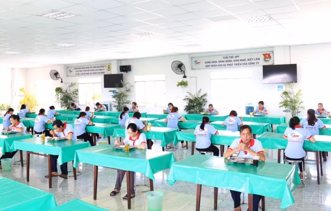 Khu vực nhà ăn tập thể được sắp xếp theo quy định tại Công ty cổ phần Kinh doanh Thủy hải sản Sài Gòn.