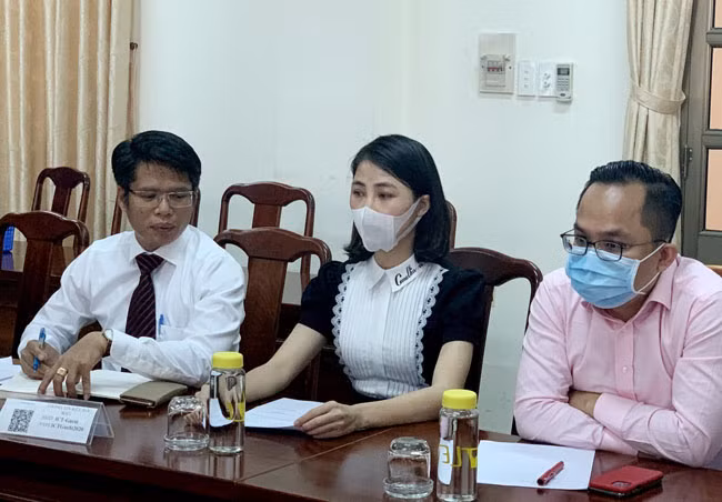 YouTuber Thơ Nguyễn (giữa) cùng luật sư tại buổi làm việc với cơ quan chức năng tỉnh Bình Dương, ngày 15/3.