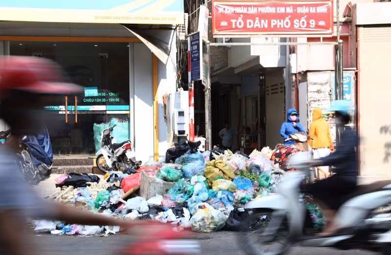Rải đổ đầy ra đường tại quận Ba Đình.