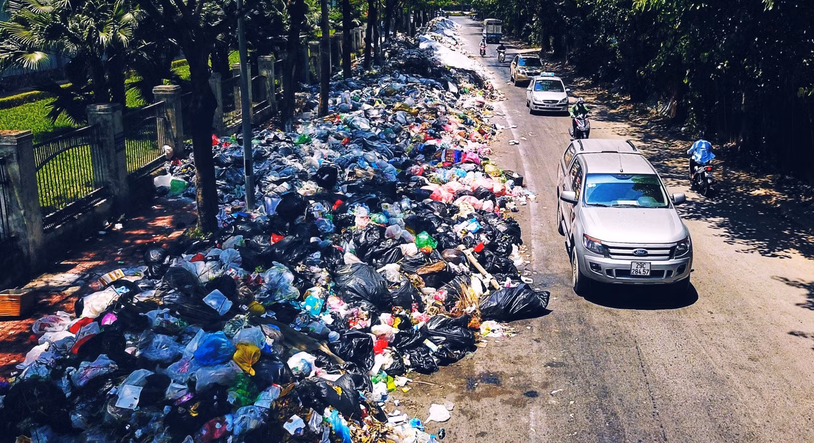 Rác thải bủa vây Hà Nội sau 3 ngày bãi rác Nam Sơn đóng cửa (ảnh chụp ngày 16/7/2020).