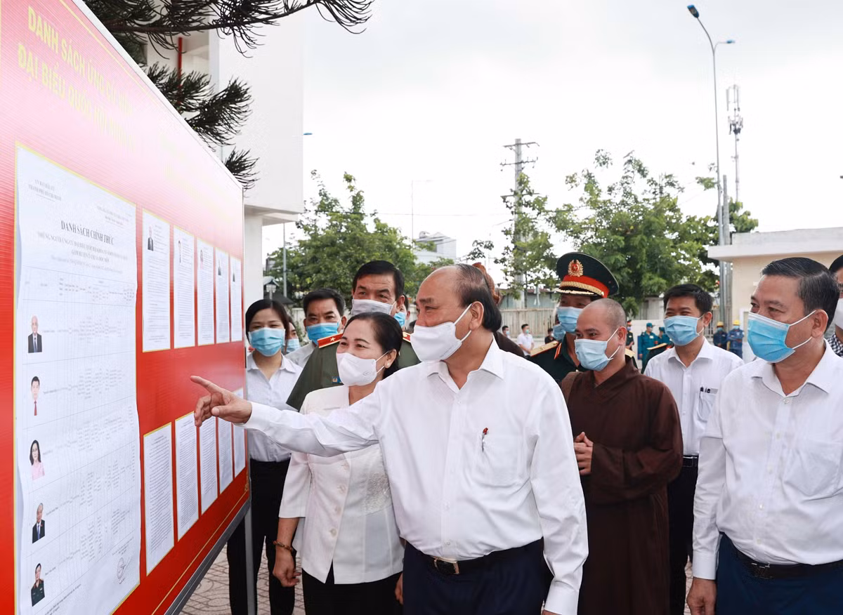 Chủ tịch nước Nguyễn Xuân Phúc xem danh sách các ứng cử viên đại biểu Quốc hội được niêm yết tại xã Trung Chánh, huyện Hóc Môn (TP Hồ Chí Minh).