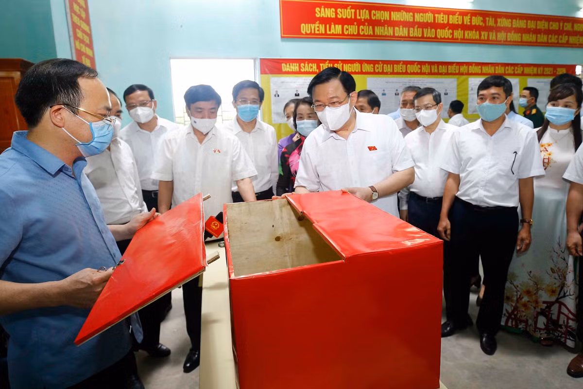 Chủ tịch Quốc hội Vương Đình Huệ, Chủ tịch Hội đồng bầu cử quốc gia kiểm tra công tác bầu cử tại đơn vị bỏ phiếu số 2, phường An Tường, thành phố Tuyên Quang (Tuyên Quang).