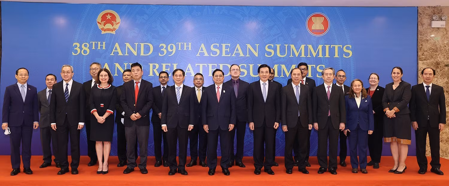 Thủ tướng Phạm Minh Chính với các Đại sứ, đại biện các nước ASEAN tham gia Hội nghị cấp cao ASEAN 38, 39 và các hội nghị cấp cao liên quan.