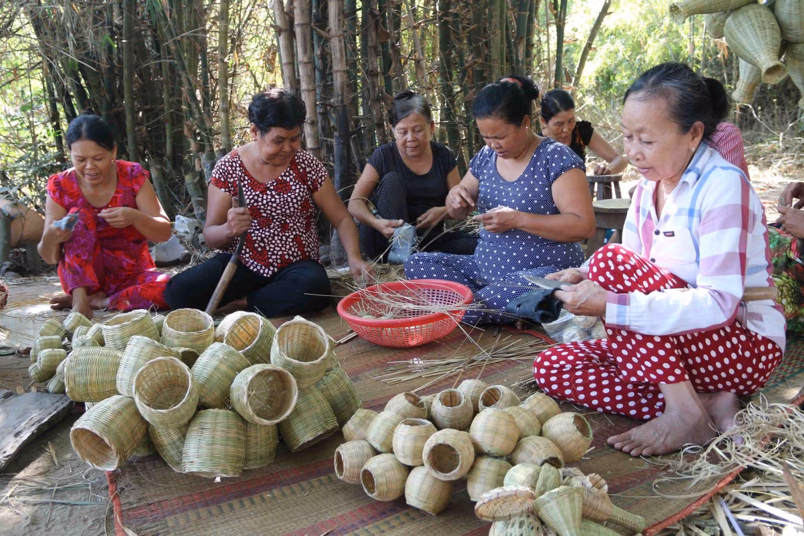 Đan đát các sản phẩm nông thôn thu nhỏ tại hộ kinh doanh Diệp Thị Trang (Làng nghề tiểu thủ công nghiệp Đại An (Trà Cú, Trà Vinh).