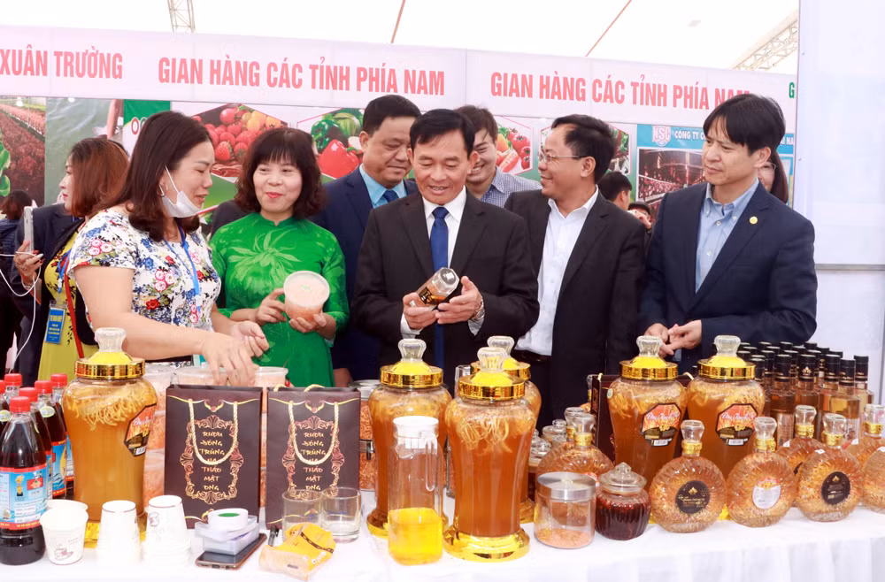 Phiên chợ nông sản an toàn và các sản phẩm OCOP tỉnh Nam Định năm 2020.