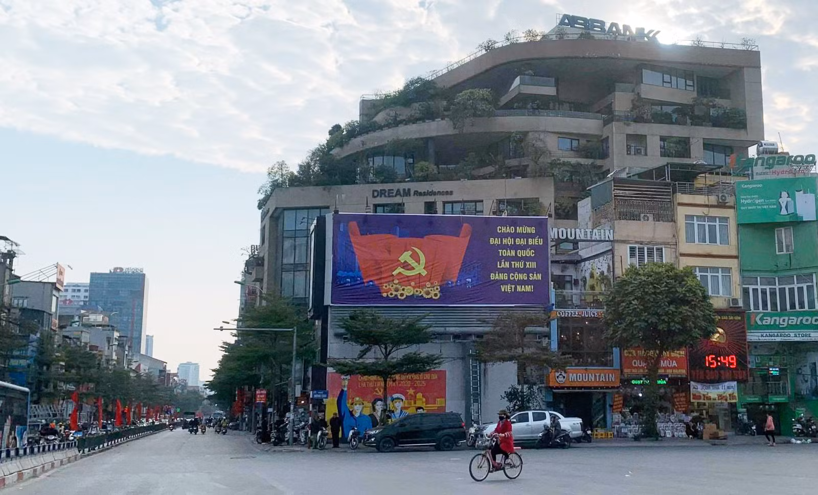 Hà Nội rực rỡ cờ hoa đón chào Đại hội đại biểu toàn quốc lần thứ XIII của Đảng.