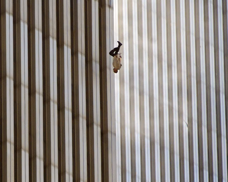 Bức ảnh gây chấn động "Falling man" (Người đang rơi) chụp cảnh một người lao đầu thẳng đứng từ trên toà Tháp đôi xuống đất. Ảnh: Richard Drew/AP