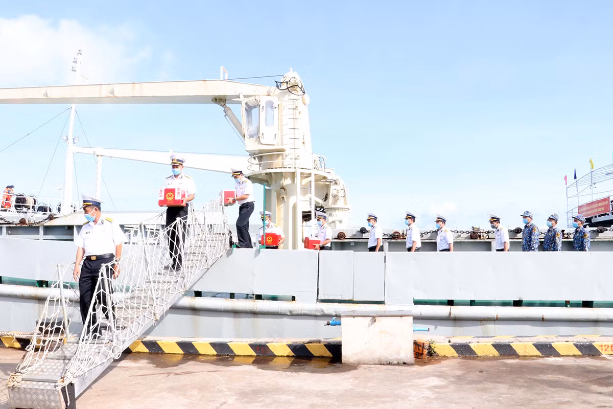 Tổ chức bầu cử sớm cho cán bộ, chiến sĩ làm nhiệm vụ trên biển.