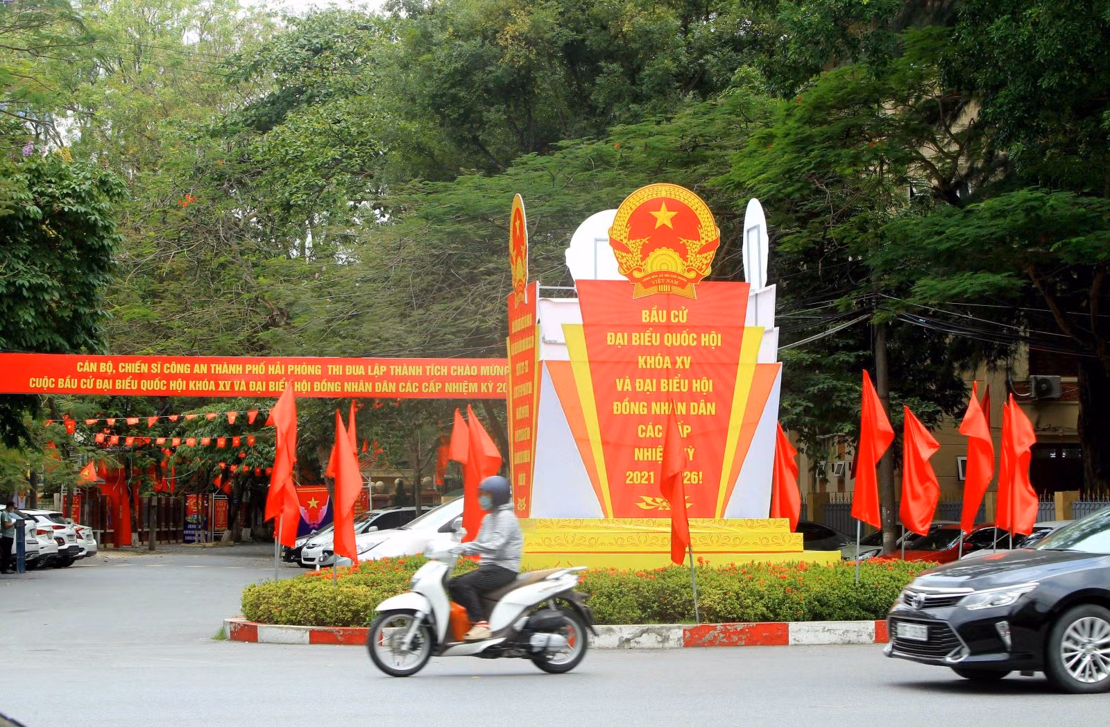 Đường phố Hải Phòng rực rỡ cờ, hoa chuẩn bị cho ngày bầu cử 23/5.