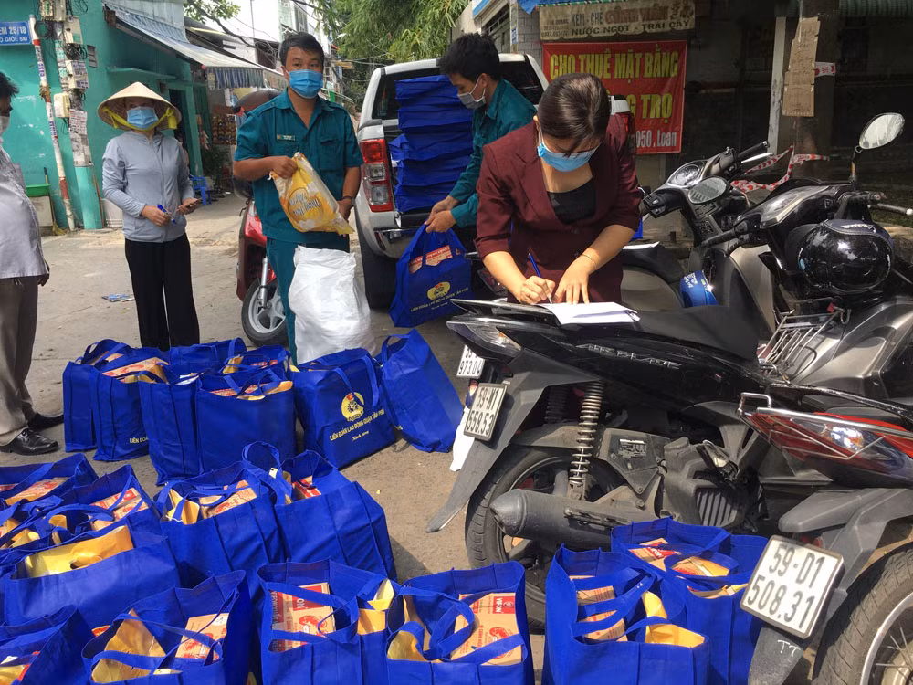 Quà tặng của Liên đoàn Lao động quận Tân Phú cho người lao động có hoàn cảnh khó khăn trong khu cách ly tại hẻm 25/49 và 25/18/6 Nguyễn Minh Châu.