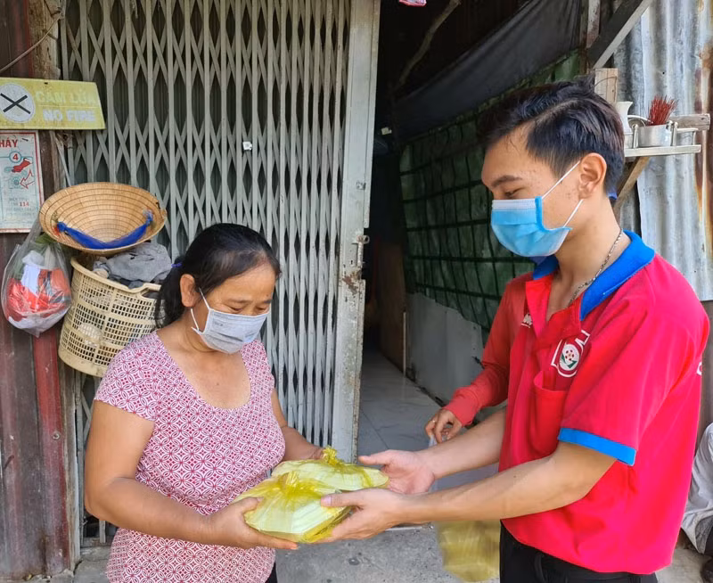 Đoàn viên thanh niên quận Tân Phú tặng nhu yếu phẩm cho cho người lao động trên địa bàn bị mất việc làm vì dịch bệnh.