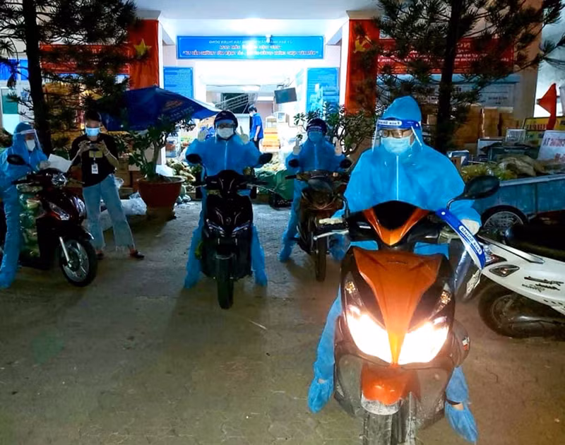 “Đội tiếp ứng thực phẩm tại nhà” Quận 7 sẵn sàng vận chuyển hàng hóa, lương thực thực phẩm hỗ trợ công nhân ở trọ, người nghèo trong khu phong tỏa ngay trong đêm.