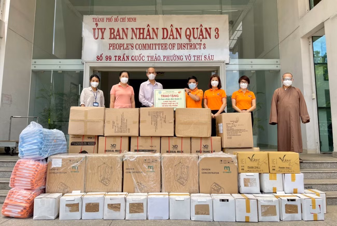 Quỹ Đạo Phật Ngày nay - Chùa Giác Ngộ trao tặng UBND Quận 3 các trang thiết bị, vật tư y tế, nhu yếu phẩm.