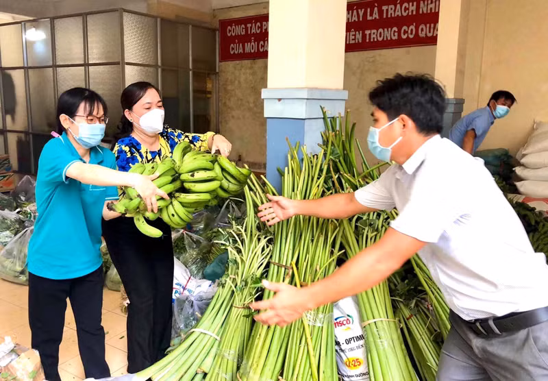 Hội Nông dân và Công đoàn viên chức Thành phố tiếp nhận và vận chuyển nông sản, lương thực, thực phẩm gửi đến công nhân, người nghèo.