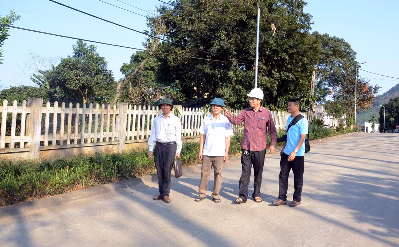 Đảng viên Nguyễn Tăng Đậu (thứ 2, bên phải), thôn 11, phường Đội Cấn, TP Tuyên Quang (tỉnh Tuyên Quang) đã hỗ trợ toàn bộ chi phí máy móc và một phần vật liệu để làm đường bê tông liên thôn.