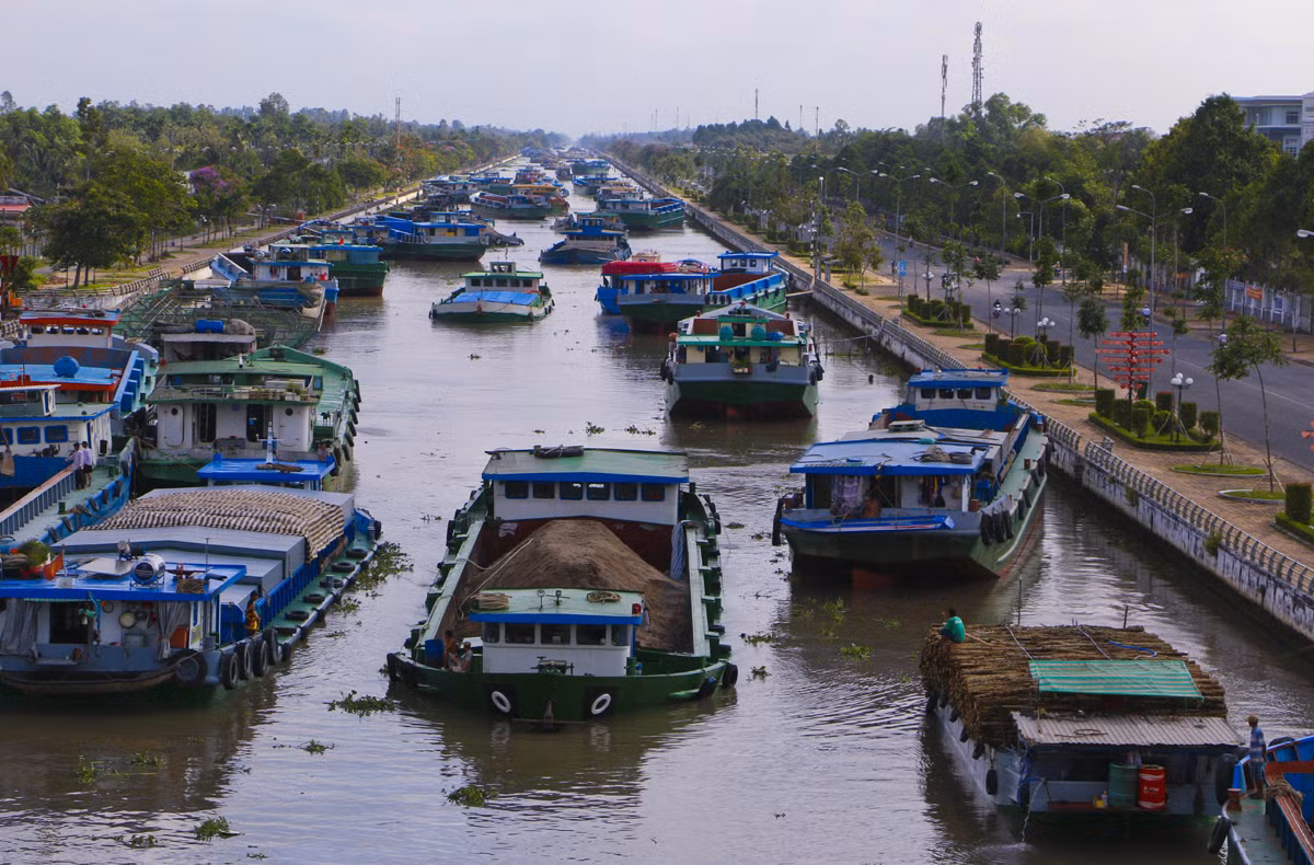 Đồng bằng sông Cửu Long có thế mạnh để phát triển đường thủy trong việc vận tải, giao thương. Trong ảnh: Phương tiện vận tải thủy trên kênh xáng Xà No, đoạn qua thành phố Vị Thanh, tỉnh Hậu Giang.