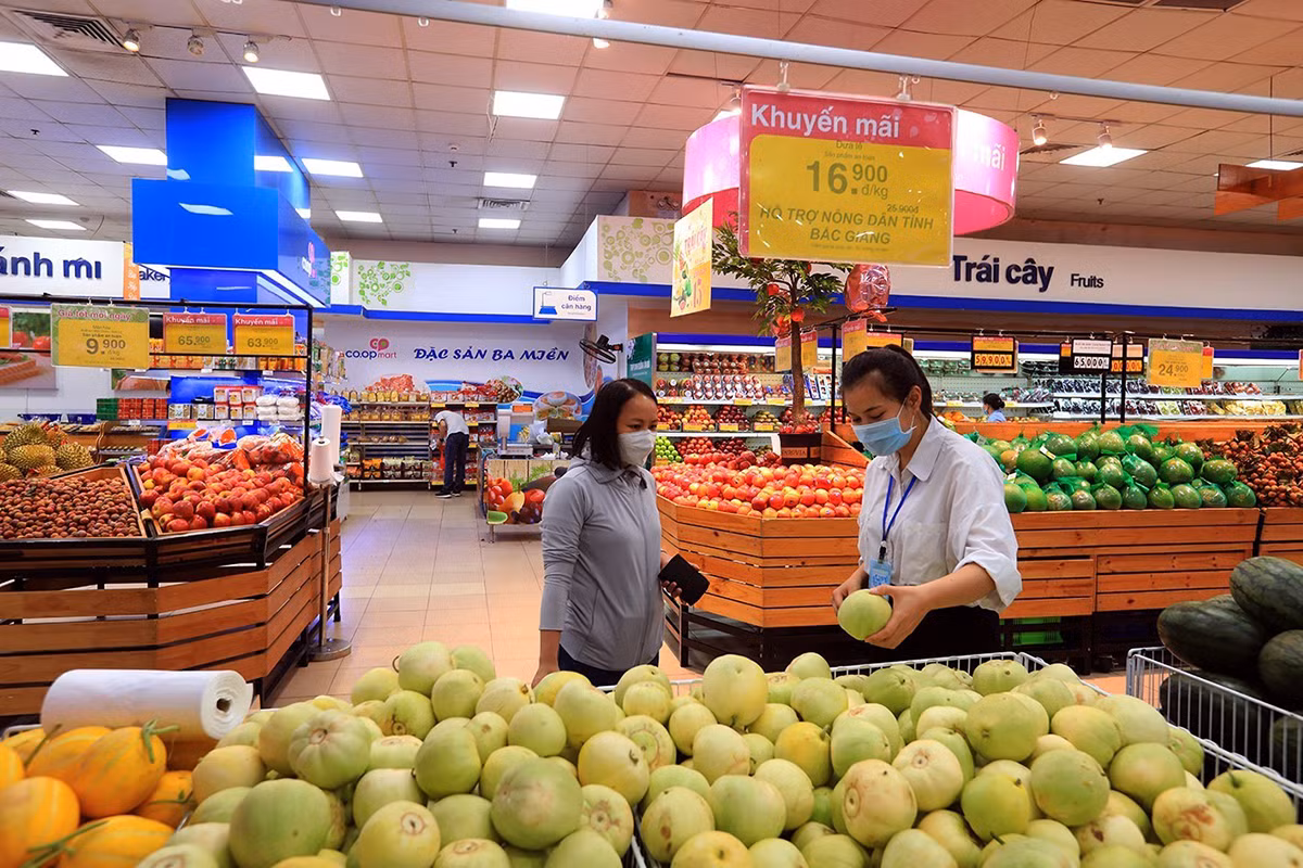 Siêu thị Co.opmart hỗ trợ tiêu thụ các loại nông sản cho nông dân.