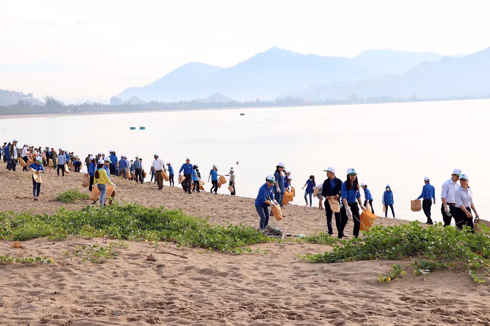 Đoàn viên, thanh niên tỉnh Ninh Thuận cùng chung tay thu gom rác thải tại bãi biển Bình Sơn - Ninh Chữ.