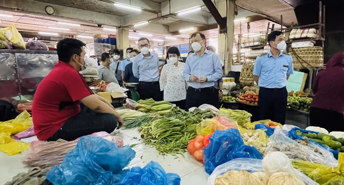 Thứ trưởng Bộ Công Thương Đỗ Thắng Hải đi kiểm tra nguồn cung hàng hóa tại các chợ truyền thống tại TP Hồ Chí Minh.