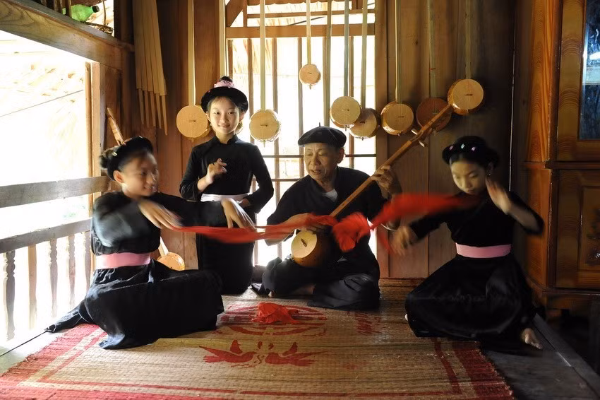 Nghệ nhân truyền dạy cho thế hệ trẻ những làn điệu Then cổ.