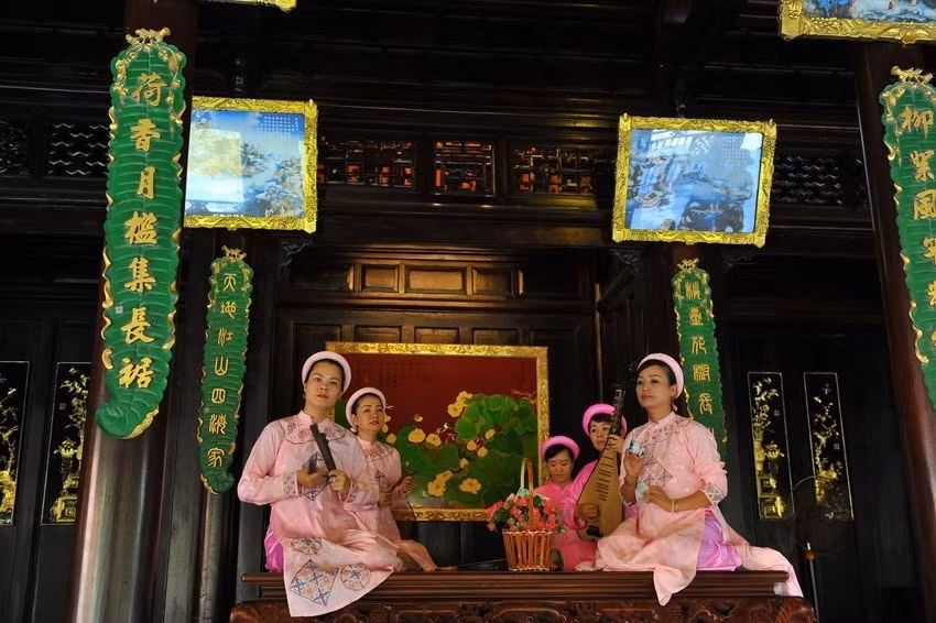 Nhã nhạc Huế - Âm nhạc cung đình Việt Nam được vinh danh là kiệt tác di sản văn hóa phi vật thể đại diện của nhân loại năm 2003.