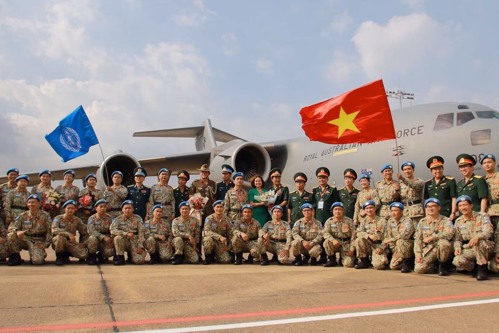 Lãnh đạo Bộ Quốc phòng, Đại sứ quán Australia tại Việt Nam cùng cán bộ, nhân viên Bệnh viện dã chiến cấp 2 số 3 chụp ảnh lưu niệm trước khi lên đường làm nhiệm vụ tại Bentiu, Nam Sudan.