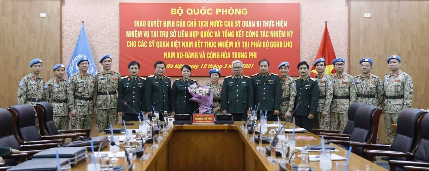 Thượng tướng Nguyễn Chí Vịnh, Thứ trưởng Bộ Quốc phòng với các sỹ quan.