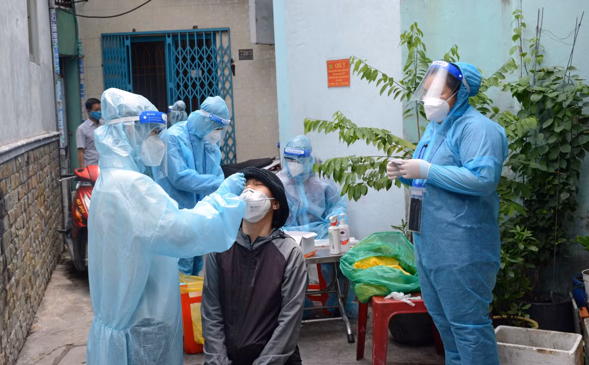 Tổ công tác Học viện Quân y phối hợp cùng địa phương lấy mẫu tầm soát COVID-19 tại phường 9, Quận 8, TP Hồ Chí Minh.