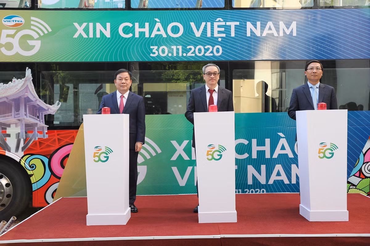 Chiều 30/11/2020, tại Hà Nội, Tập đoàn Công nghiệp - Viễn thông Quân đội (Viettel) công bố chính thức khai trương kinh doanh thử nghiệm 5G, trở thành nhà mạng cung cấp sớm nhất 5G cho khách hàng sau thời gian phát sóng thử nghiệm về kỹ thuật.