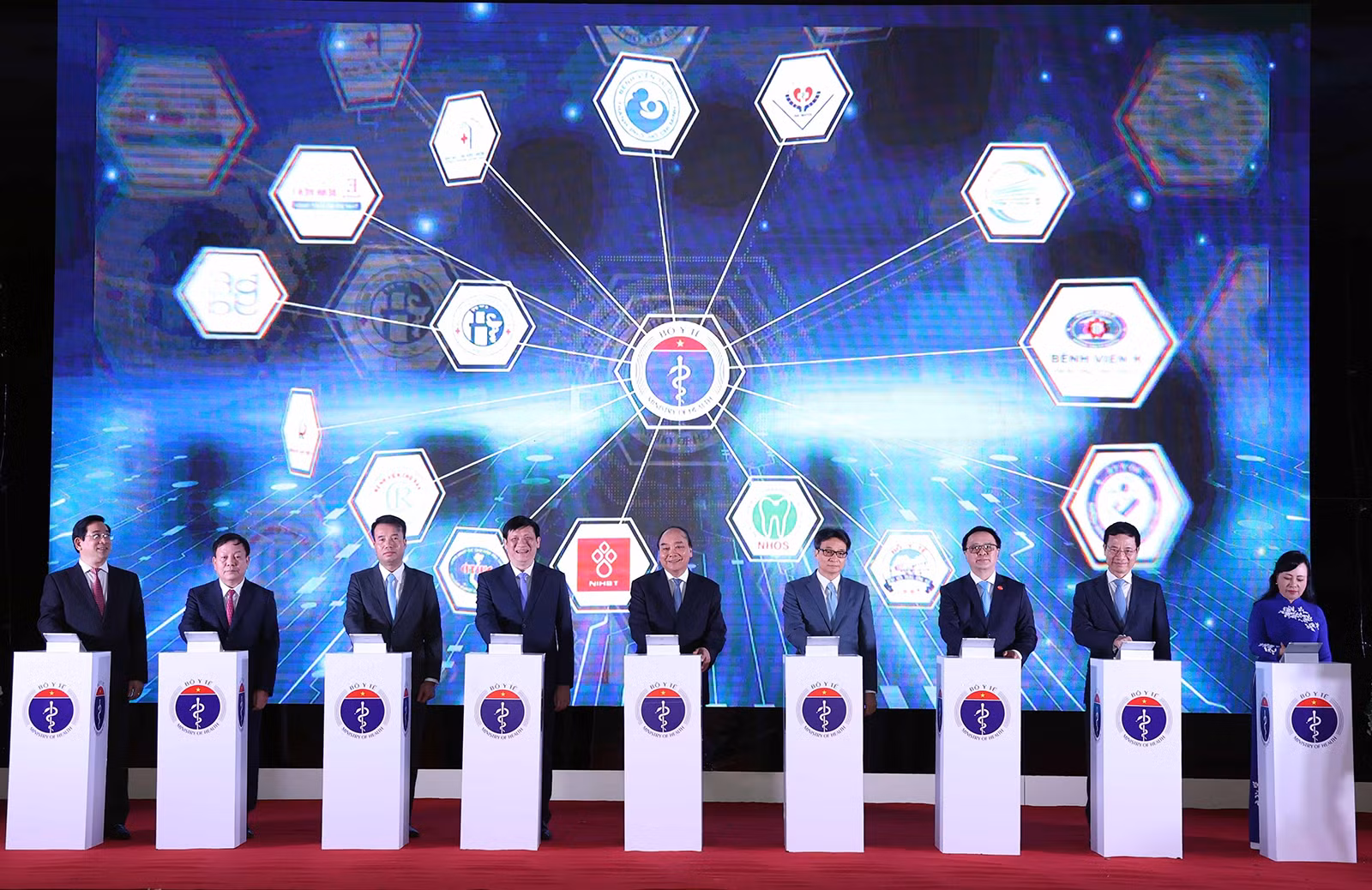 Chiều 25/9/2020, tại Hà Nội, Thủ tướng Nguyễn Xuân Phúc, Chủ tịch Ủy ban Quốc gia về Chính phủ điện tử dự Lễ khánh thành kết nối 1.000 cơ sở khám, chữa bệnh từ xa.